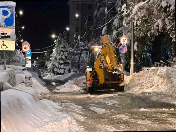 В Сочи продолжается сильный снегопад: в Красной Поляне высота снега превысила 70 см, а в городе утром накопилось 11 см. Для расчистки дорог привлечено почти 200 единиц спецтехники и более 300 специалистов, которые работают круглосуточно. Основное внимание уделяется подъездам к социальным объектам и маршрутам общественного транспорта. Городская инфраструктура функционирует нормально, хотя некоторые автобусы в горных районах не смогли доехать до конечных остановок из-за погодных условий. Продолжается штормовое предупреждение с усилением ветра до 23 м/с и штормом на море. В прибрежных районах ожидаются дожди и мокрый снег, особенно в Лазаревском районе. Следите за обновлениями на сайте sochinews.io, где вы также можете прочитать о задержке 10 рейсов в аэропорту Сочи из-за погоды. (Фото: Администрация Сочи)