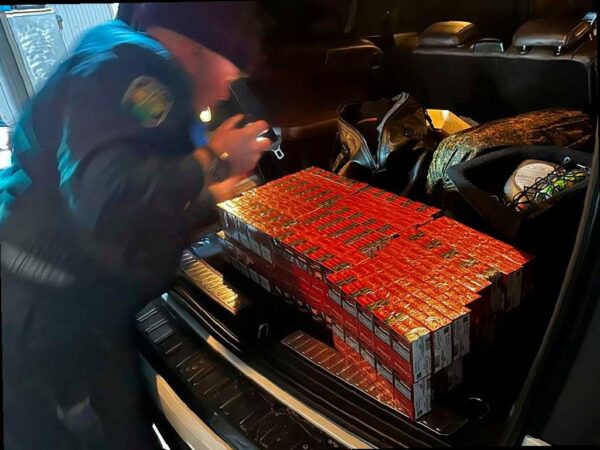 В Сочи остановили автомобиль Mercedes-Benz, который прибыл из Абхазии и был напичкан сигаретами для контрабанды. Таможенники вместе со служителями регионального управления ФСБ провели операцию и обнаружили тайники с табачной продукцией в различных частях машины. В итоге было изъято более полутора тысяч пачек сигарет марки «CHAPMAN» из Германии, которые не были маркированы и не имели российских акцизных марок.