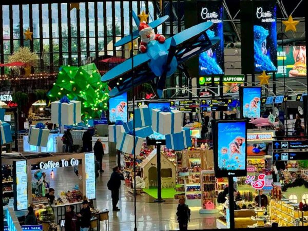 Сочинский аэропорт украшен к Новому году