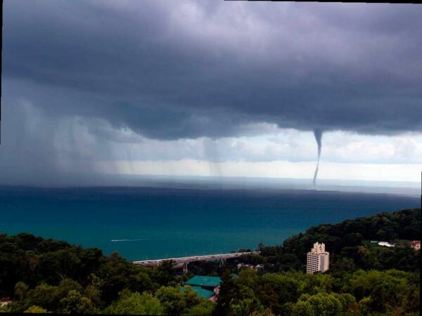 В Сочи объявлено штормовое предупреждение из-за возможных смерчей над морем и лавин в горах.