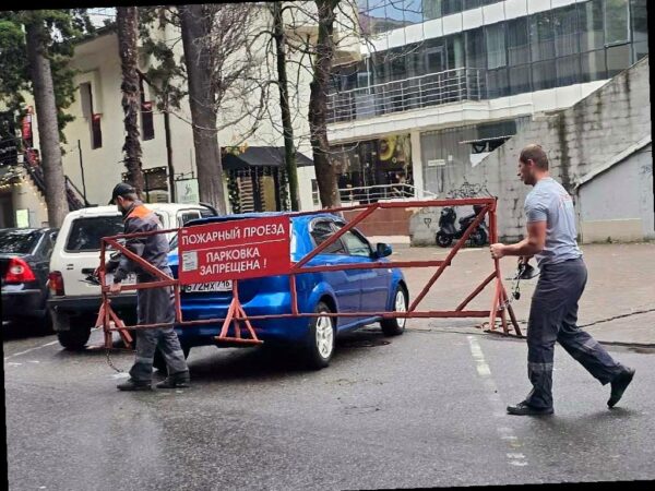 В Сочи убирают незаконные парковочные заграждения