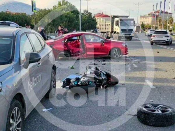 В Сириусе произошло ДТП с участием мотоциклиста