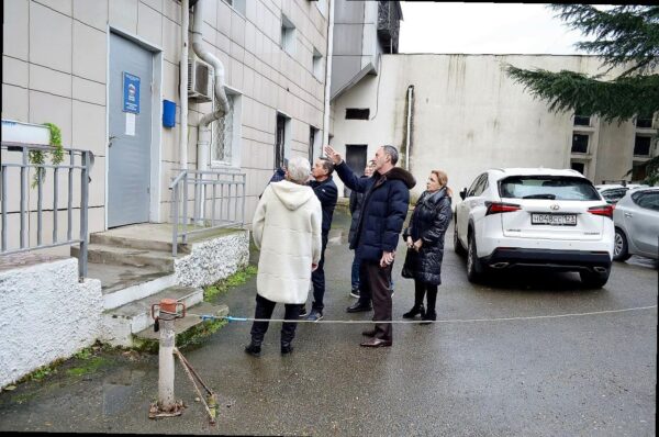 «Виктор Тепляков осмотрел помещение для ремонта приёмной Единой России в Сочи»