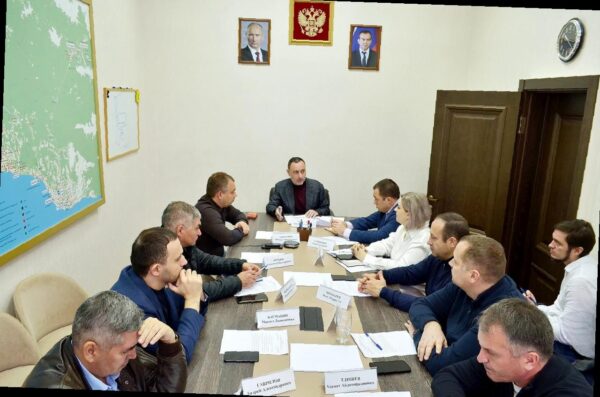 «Виктор Тепляков обсудил проблему парковки у реки Сочи»