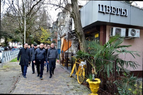 «Виктор Тепляков провел встречу с жителями в ТОС «КСМ» в Центральном районе Сочи»