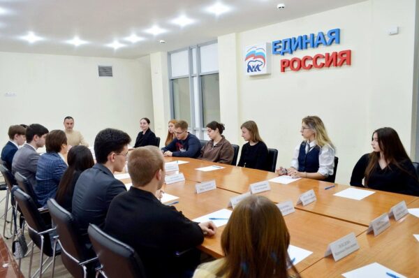 «Виктор Тепляков встретился с активистами «Молодой Гвардии» в Сочи»