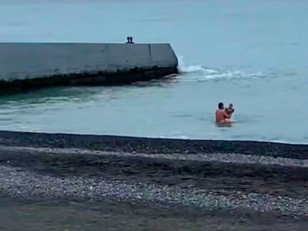 В Сочи мужчина купал в зимнем море детей, полиция разыскивает «моржа»