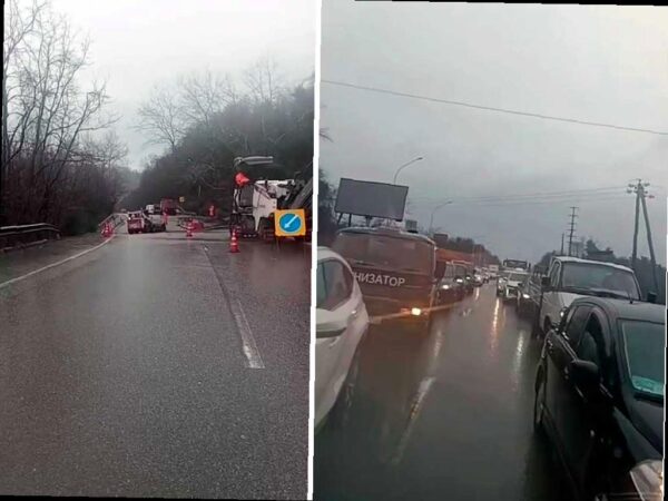 На дороге в Сочи произошла неприятность: трасса треснула, и в результате образовалась огромная автомобильная пробка. Это произошло сегодня днем на объездной дороге в сторону Адлера. В дорожном полотне появилась трещина, которую водители уже назвали «разломом». Специалисты из дорожных служб прибыли на место происшествия и начали оперативно восстанавливать покрытие, чтобы обеспечить безопасный проезд автотранспорта. Движение на этом участке сильно затруднено из-за происшествия. Будем надеяться, что ситуация скоро улучшится.