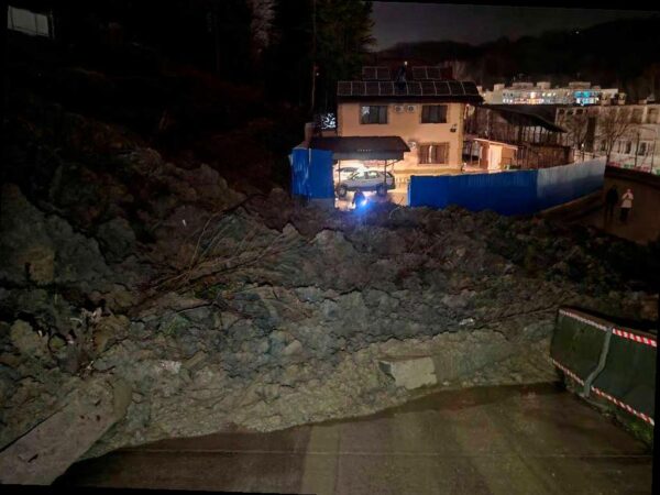 В районе улицы Тепличной в Сочи произошел новый оползень, о чем сообщил телеграм-канал «ЧП Сочи». Грунт перегородил дорогу к объездной трассе, повредив линию электропередачи и приведя к отключению электричества в одном из домов. Также возникли проблемы с водоснабжением в ЖК «Министерские озера». Существует угроза для Гимназии №9, находящейся ниже по склону.