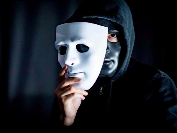 Житель Сочи стал жертвой мошенников после того, как лишился всех денег