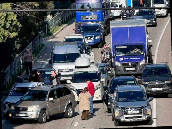 Массовое ДТП привело к остановке движения в Адлере