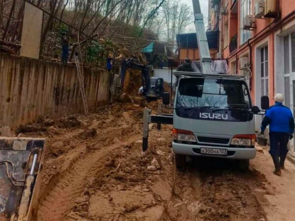 В Адлере произошел повторный оползень на улице Петрозаводской