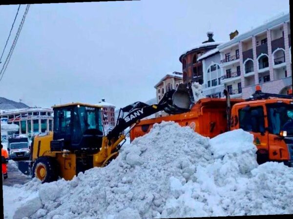 За новогодние праздники в Сочи было очень много снега. Все службы города работали на износ, чтобы очистить дороги от снега. Особенно сложно было в горном кластере курорта, где были серьезные пробки из-за погоды и туристов.