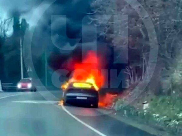 Машина загорелась на трассе в Сочи