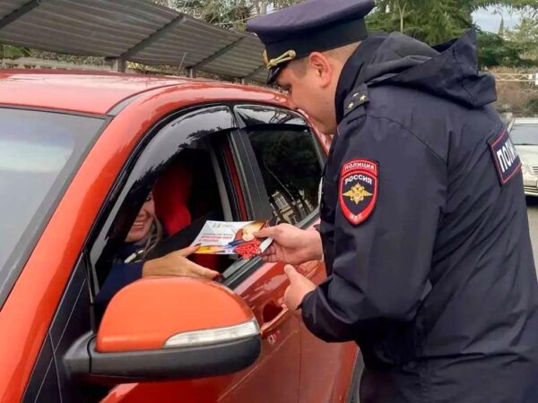 Сотрудники Госавтоинспекции Сочи радовали водителей перед Рождеством