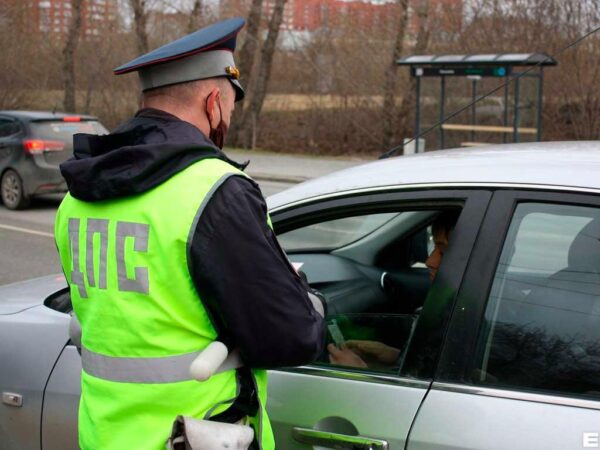 Штрафы за нарушения при перевозке детей в России увеличат с 9 января 2026 года. Теперь водителям грозит штраф в 5 тысяч рублей, должностным лицам — 50 тысяч, а юридическим лицам — 200 тысяч рублей. Самозанятые таксисты также подпадают под новые правила.