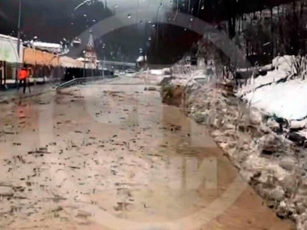 Сход селя произошел на дороге к курорту «Роза Хутор» в горном кластере Сочи. Грязекаменная масса вышла на проезжую часть напротив этнопарка «Моя Россия», частично осложнив движение транспорта.