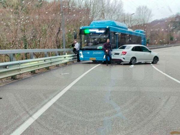 Легковушка столкнулась с автобусом на старом Краснополянском шоссе