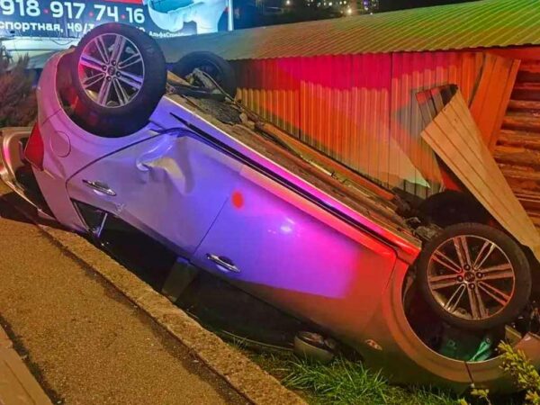 В Сочи автомобиль перевернулся с тремя детьми