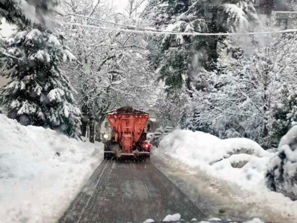 В Сочи продолжается расчистка от снега после новогодних каникул. Погода причинила немало хлопот — дожди и мокрый снег на побережье, а в горах снегопады. За сутки выпало до 110 мм осадков.