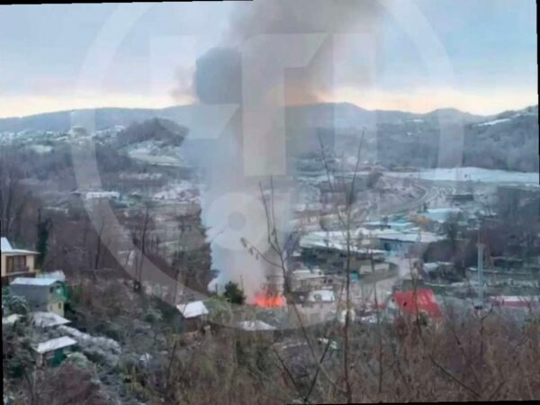 Утром в Сочи потушили сильный пожар в частном доме