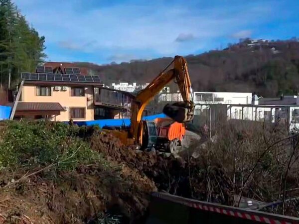 В Сочи произошел оползень, который перекрыл дорогу в селе Раздольном