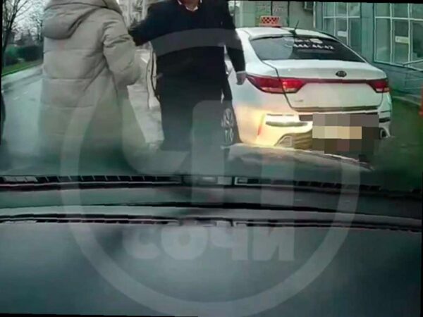 Таксист в Сочи вступил в конфликт с женщиной из-за парковки, началась проверка полиции