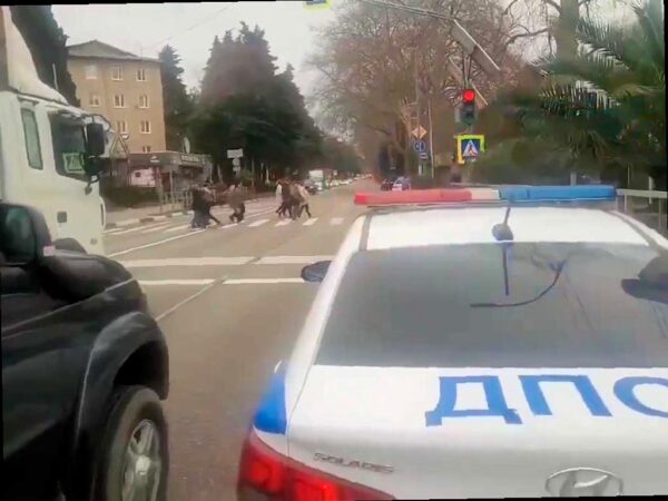 Инспекторы Госавтоинспекции Сочи используют громкоговорители для пропаганды ПДД