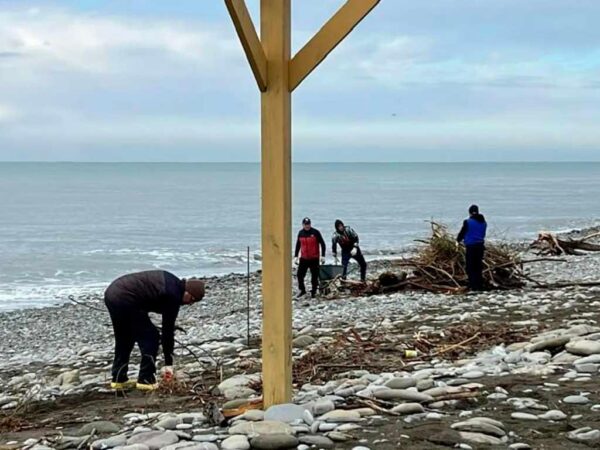 После сильного шторма в Сочи началась уборка пляжей. Коммунальщики убирают от веток и мусора, выброшенного волнами. Работы проводятся во всех районах города. Например, в Центральном районе за утро собрали и вывезли до 15 кубометров мусора. На закрепленных пляжах Лазаревского района уборку проводят посетители, а на незакрепленных — специализированные организации. Также уборка проводится в Хостинском районе. Фото с мероприятия можно увидеть на странице Муниципального центра управления (МЦУ) города-курорта.