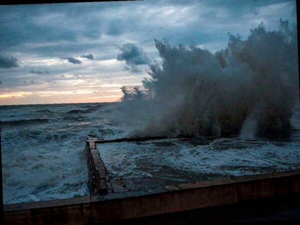 Шторм в Сочи: волны могут достигать 4,5 метра!