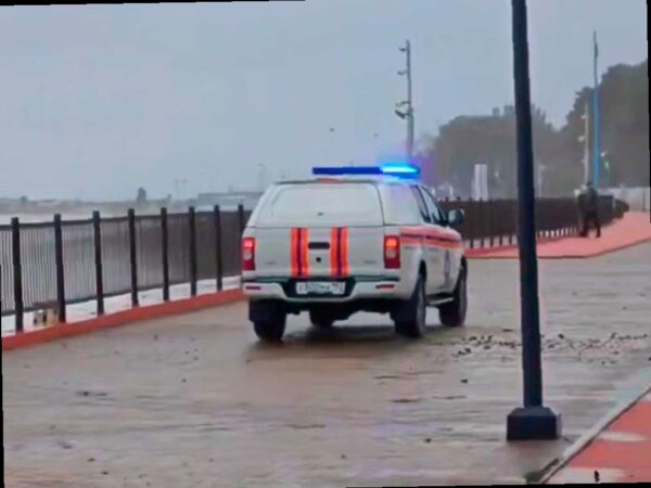 В Сочи отдыхающих просят покинуть набережные из-за шторма