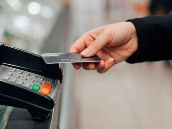 Экономия на sms: в Сочи женщина месяц расплачивалась чужой картой