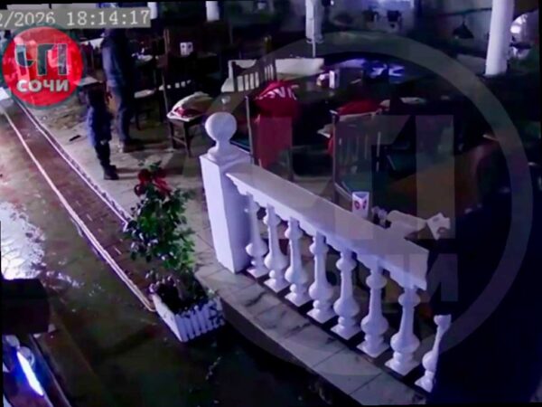 В Сочи штормовая волна затопила кафе и смыла людей