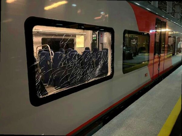 В Сочи школьник камнями повредил стекла двух поездов «Ласточка»