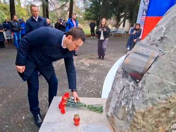 В Сочи сотрудники «Водоканала» почтили память погибших коллег — участн