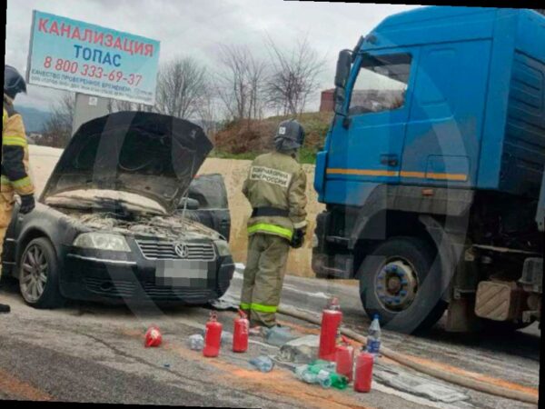 В Сочи на трассе загорелся автомобиль