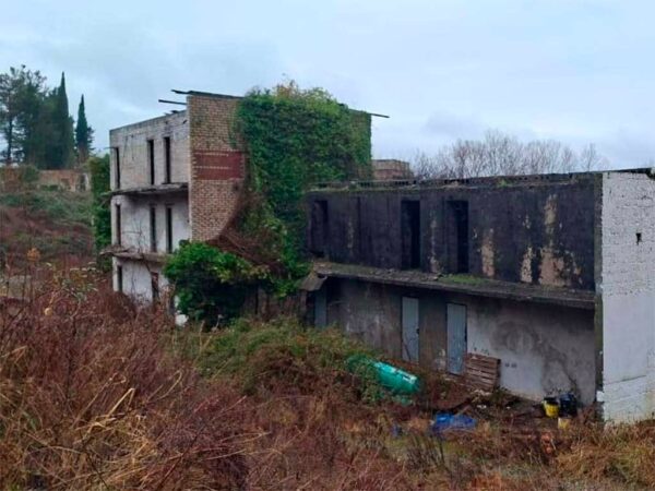 В Сочи приставы добились сноса 13 аварийных зданий бывшего пансионата