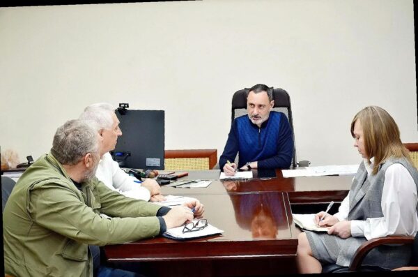 «Виктор Тепляков обсудил работу приюта для животных в Сочи»