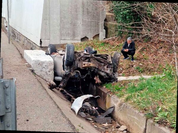 На трассе в Сочи автомобиль улетел в ливневку, водителя доставали спас
